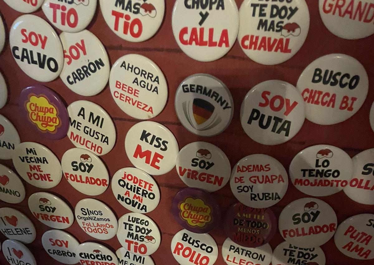 Imagen secundaria 1 - 'Chupa y calla', 'Lo tengo mojadito...': Las chapas de la polémica que se venden en Aste Nagusia